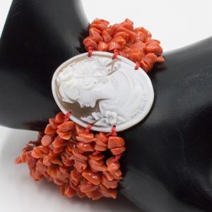 Bracelet multistring with corals & cameo 1.1